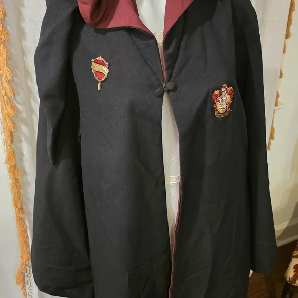 Black Hooded Robe with Red Accents - Picture 6 of 9